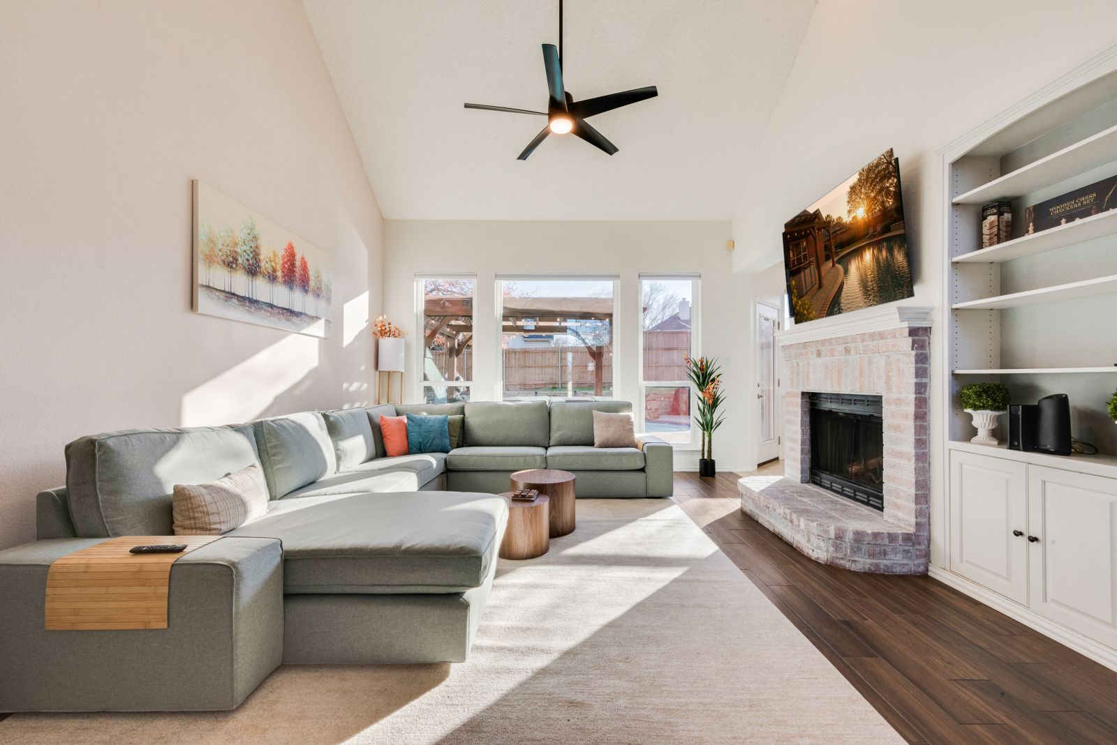 Living room with views to the backyard