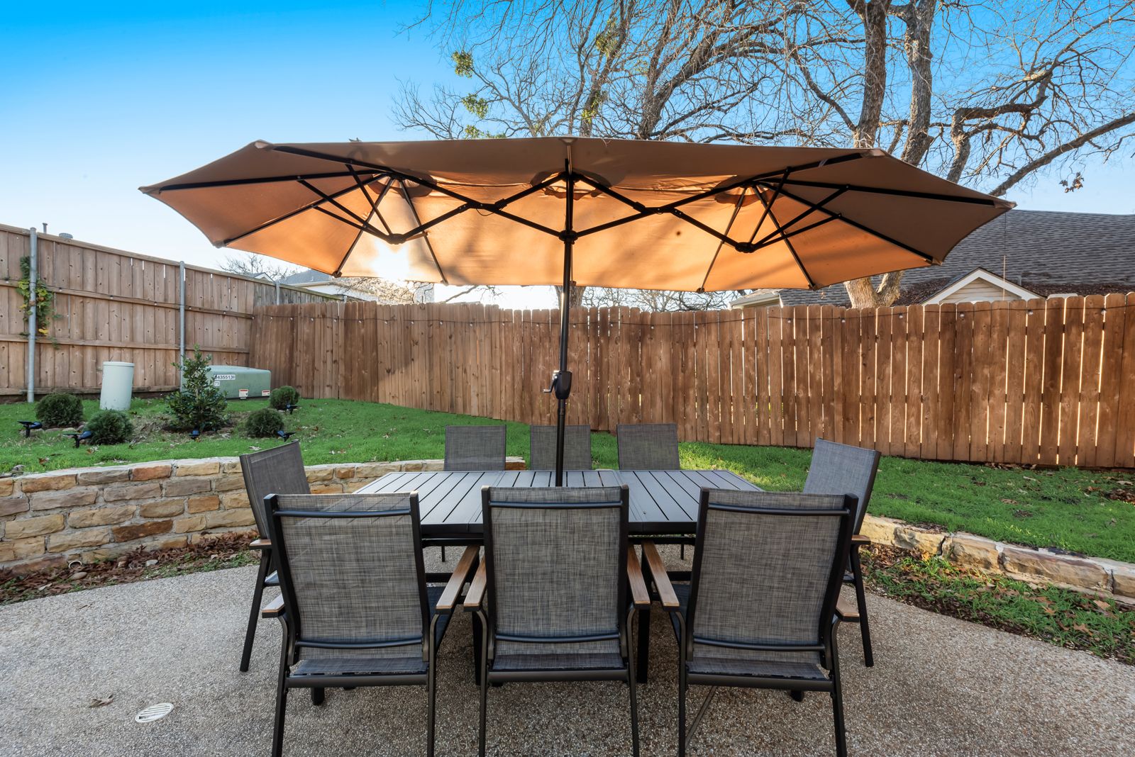 Outdoor dining for eight